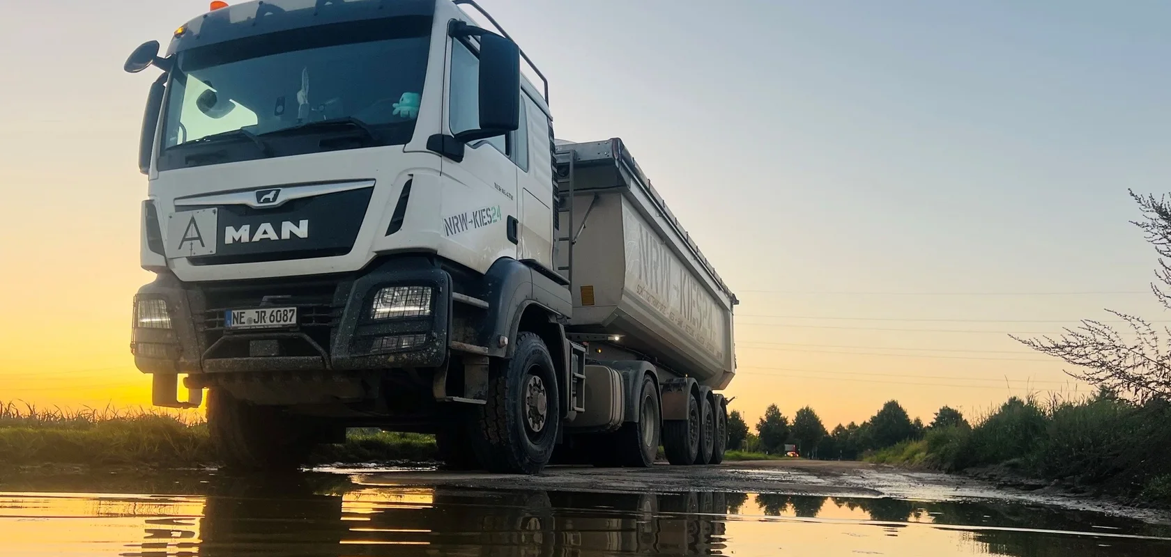 Sattelzug der NRW-Kies24 GmbH im Morgenlicht